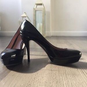 Beautiful Patent Leather Gucci platform pumps